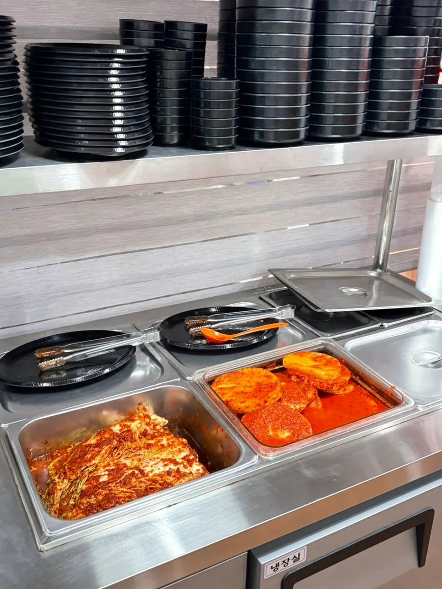Hanppong's basic side dishes, silbi kimchi and kkakdugi