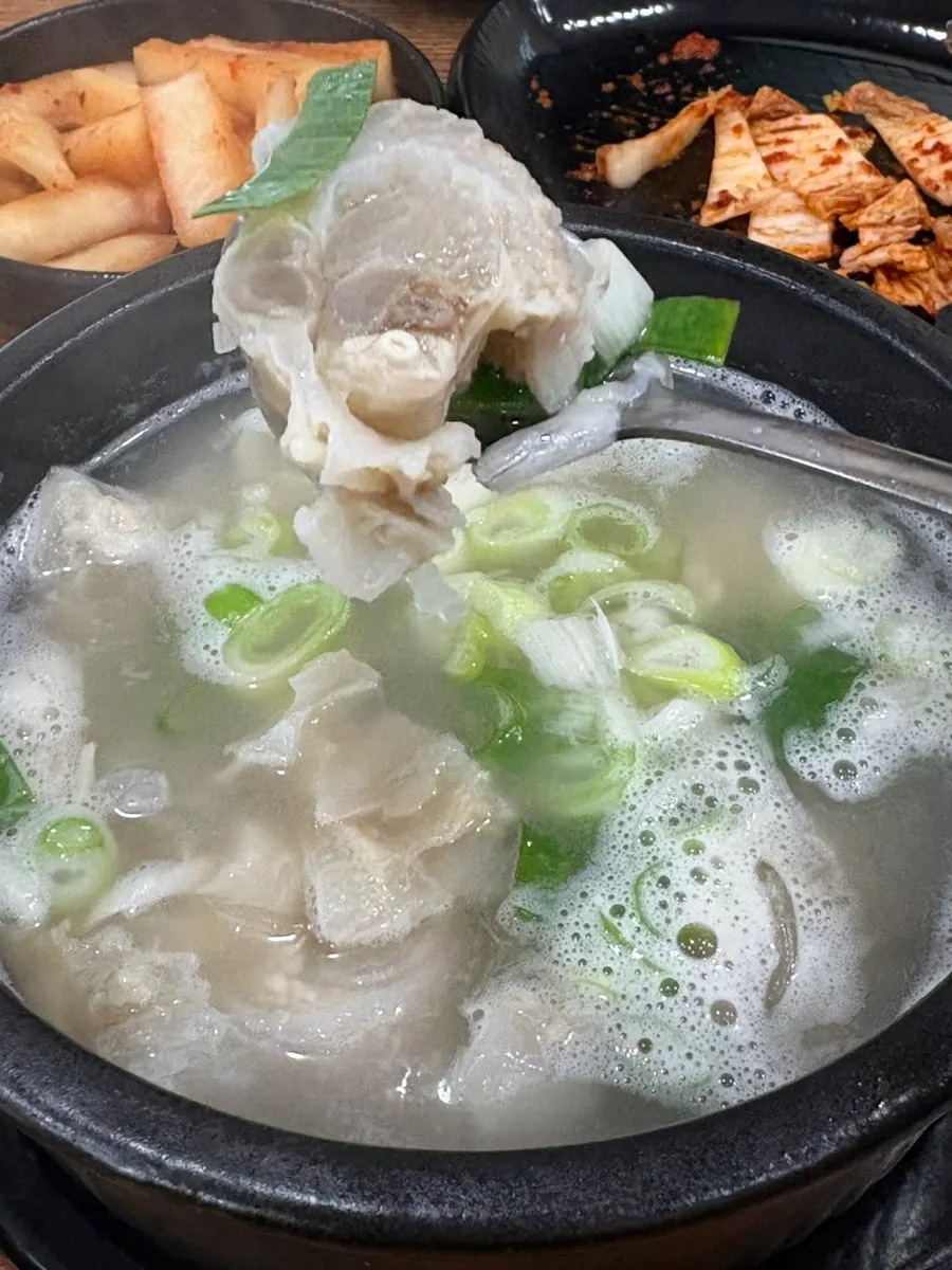 Hanppong's dogani-tang with its milky broth