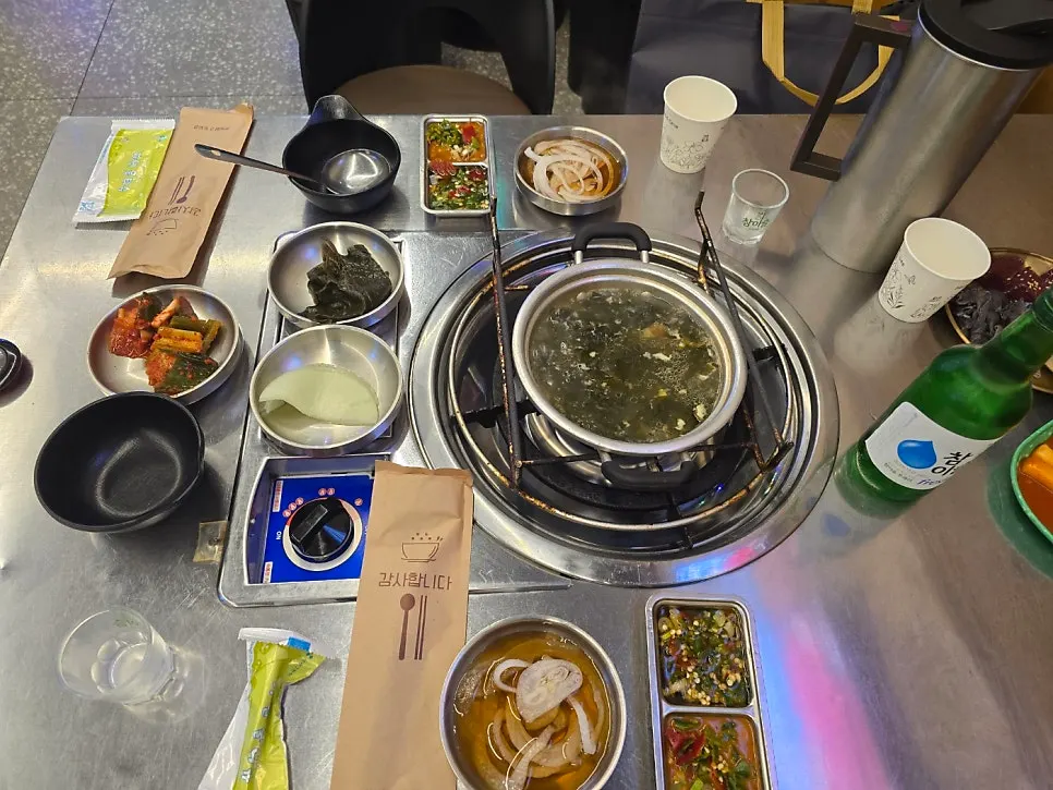 불판 옆에 놓인 밑반찬 접시들