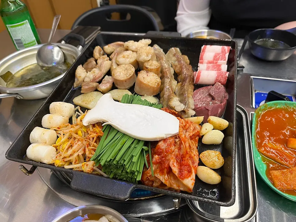 부추와 콩나물, 김치 곁들임