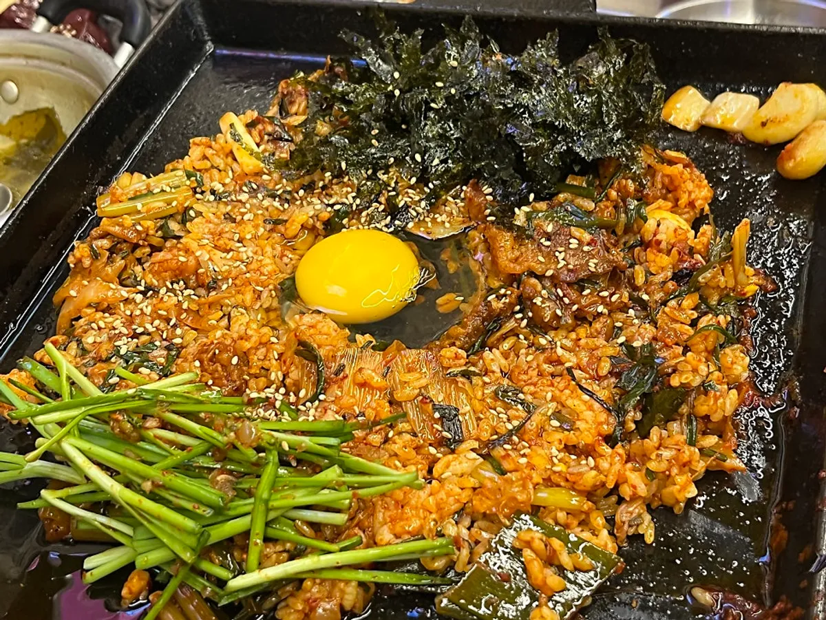 불판에서 볶아주는 날치알 볶음밥