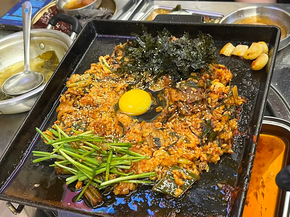 김가루와 날치알 올린 볶음밥