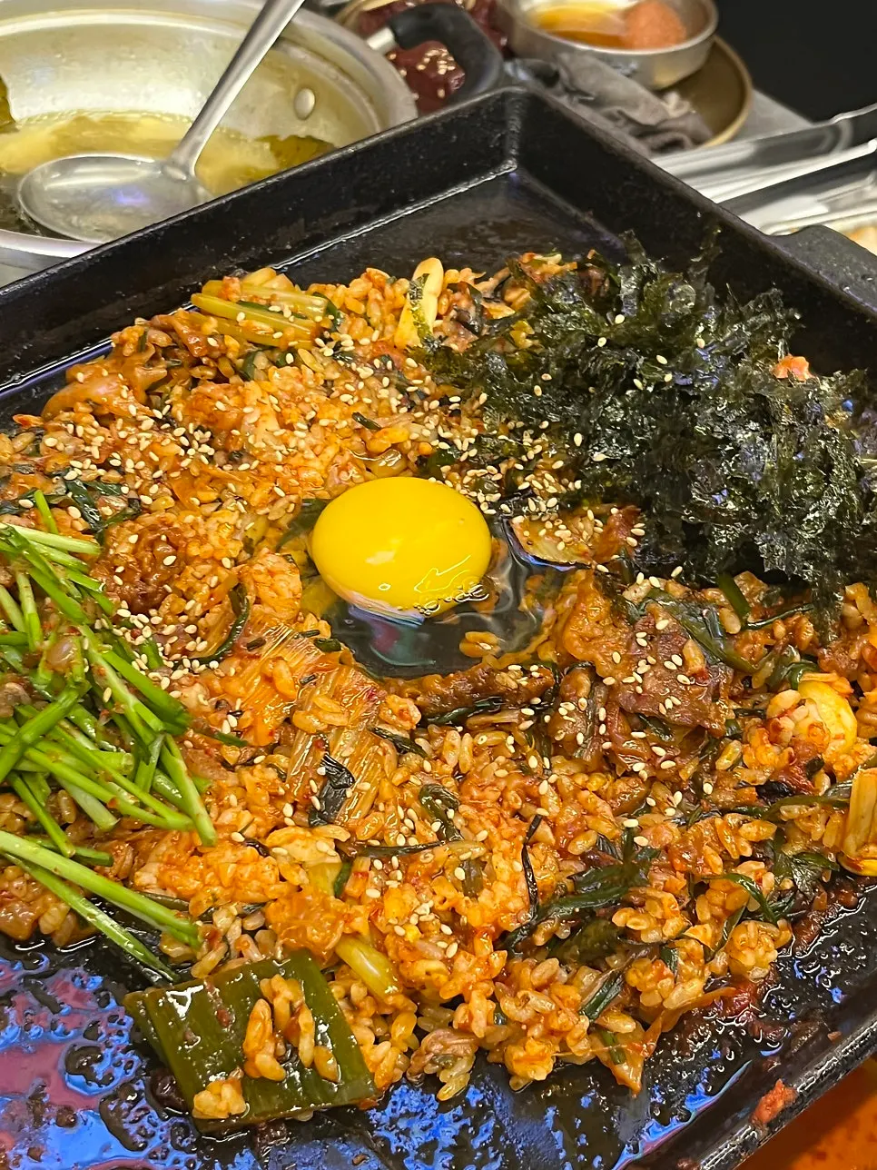 눌러 구운 날치알 볶음밥 클로즈업