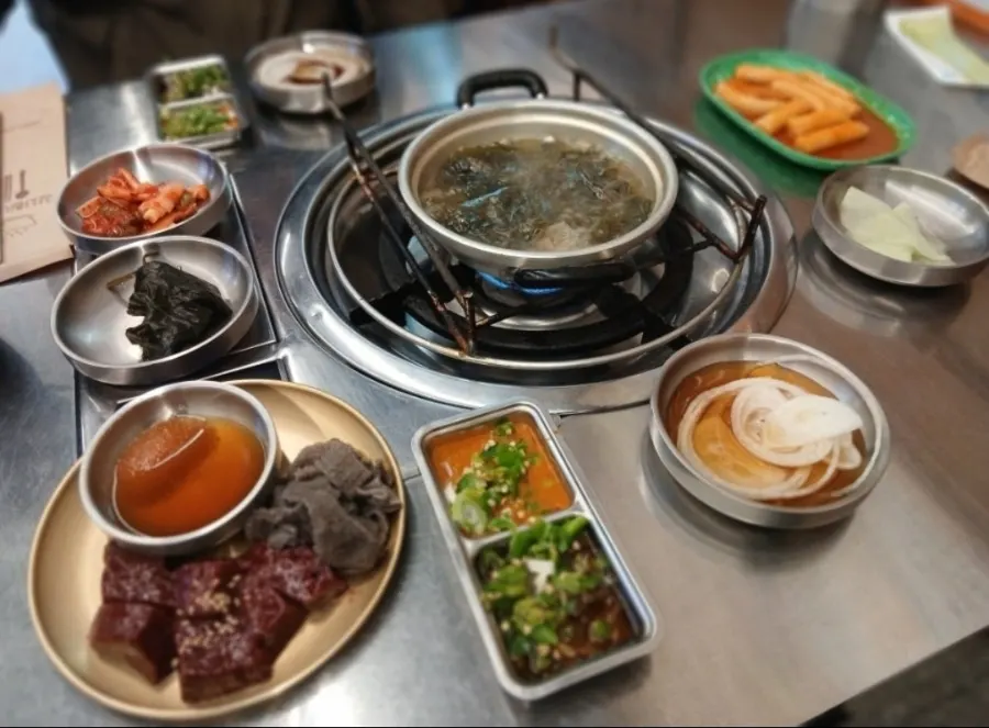 채소와 함께 구워지는 우삼겹