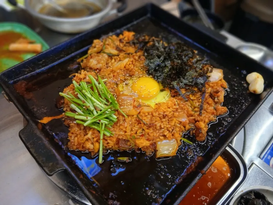 두 사람이 나눠 먹는 곱창 구이 테이블