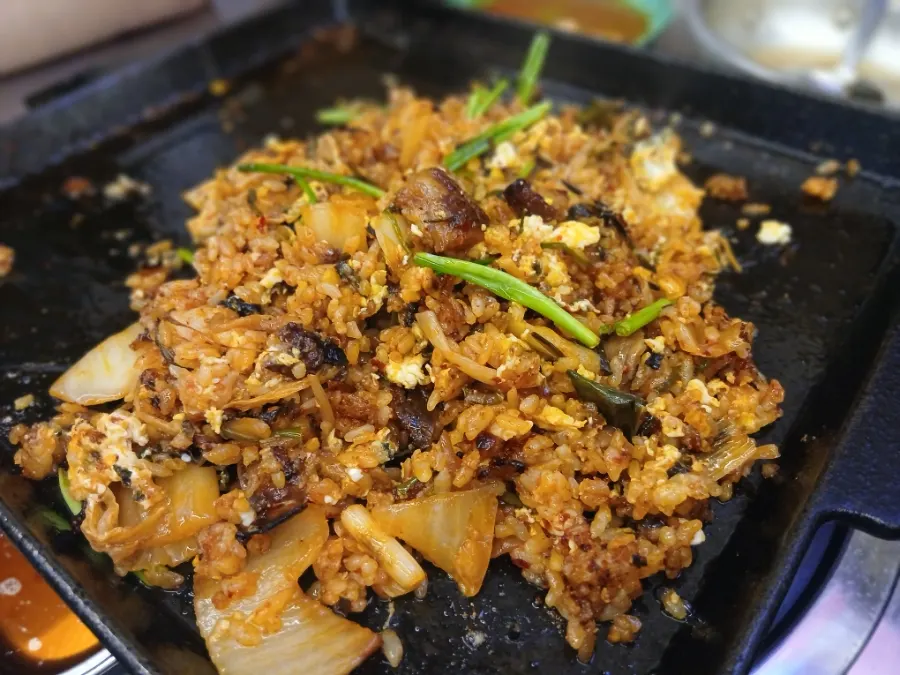 불판에 볶고 있는 날치알볶음밥