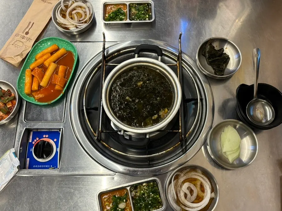 Basic table setting served after ordering at Uhwa Gopchang