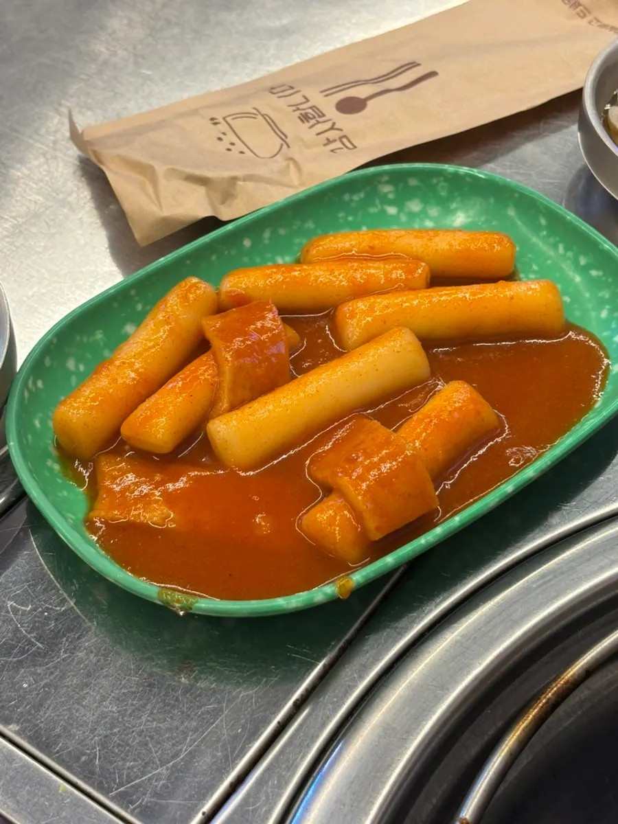 Old-style tteokbokki with rice cake and fish cake as a basic side