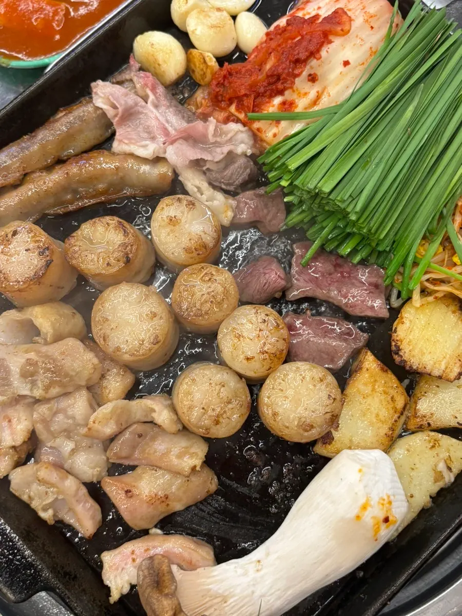 Pre-parboiled gopchang and daechang on the grill