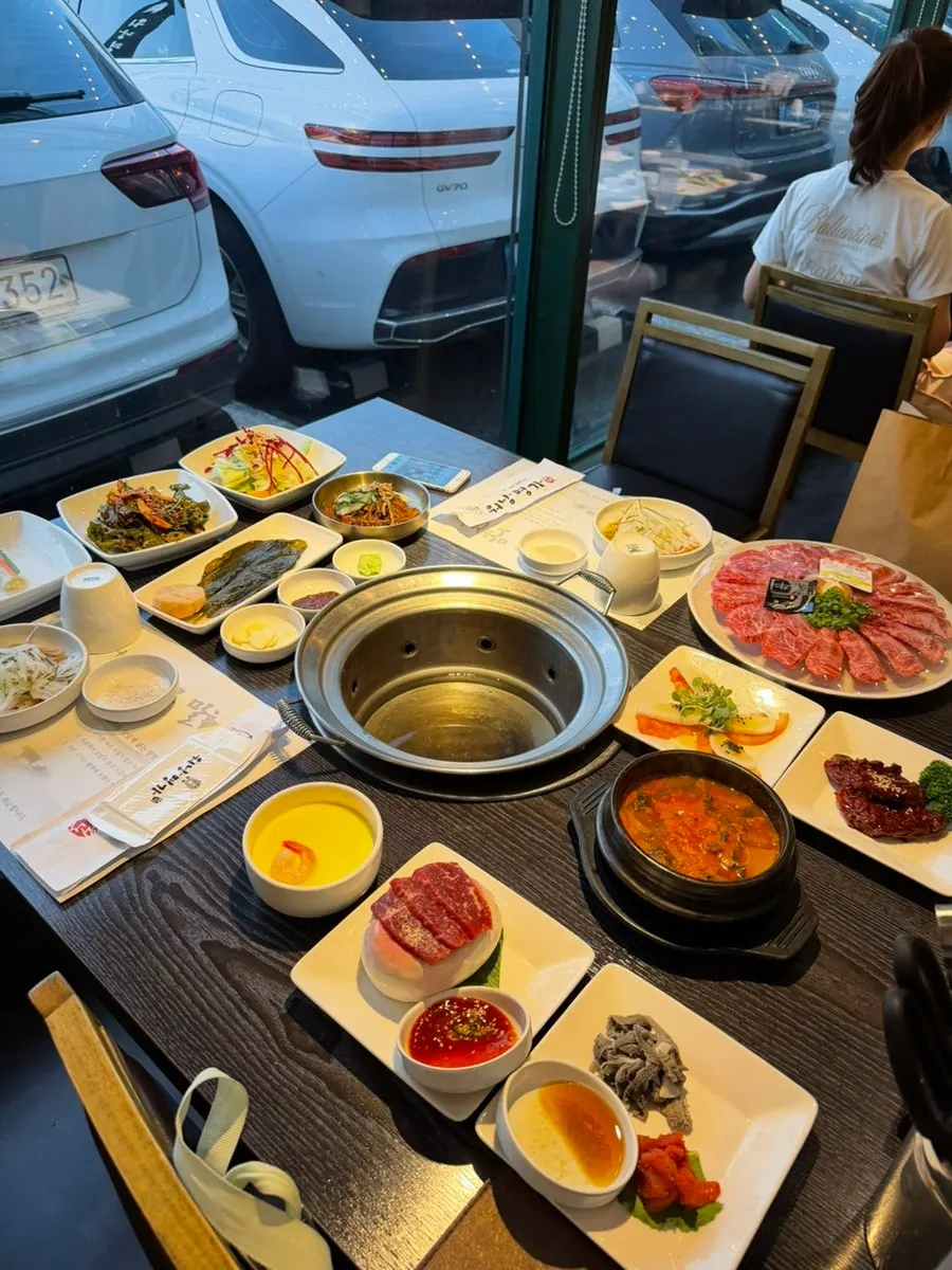 푸짐하게 차려진 워낭명가 밑반찬 한상