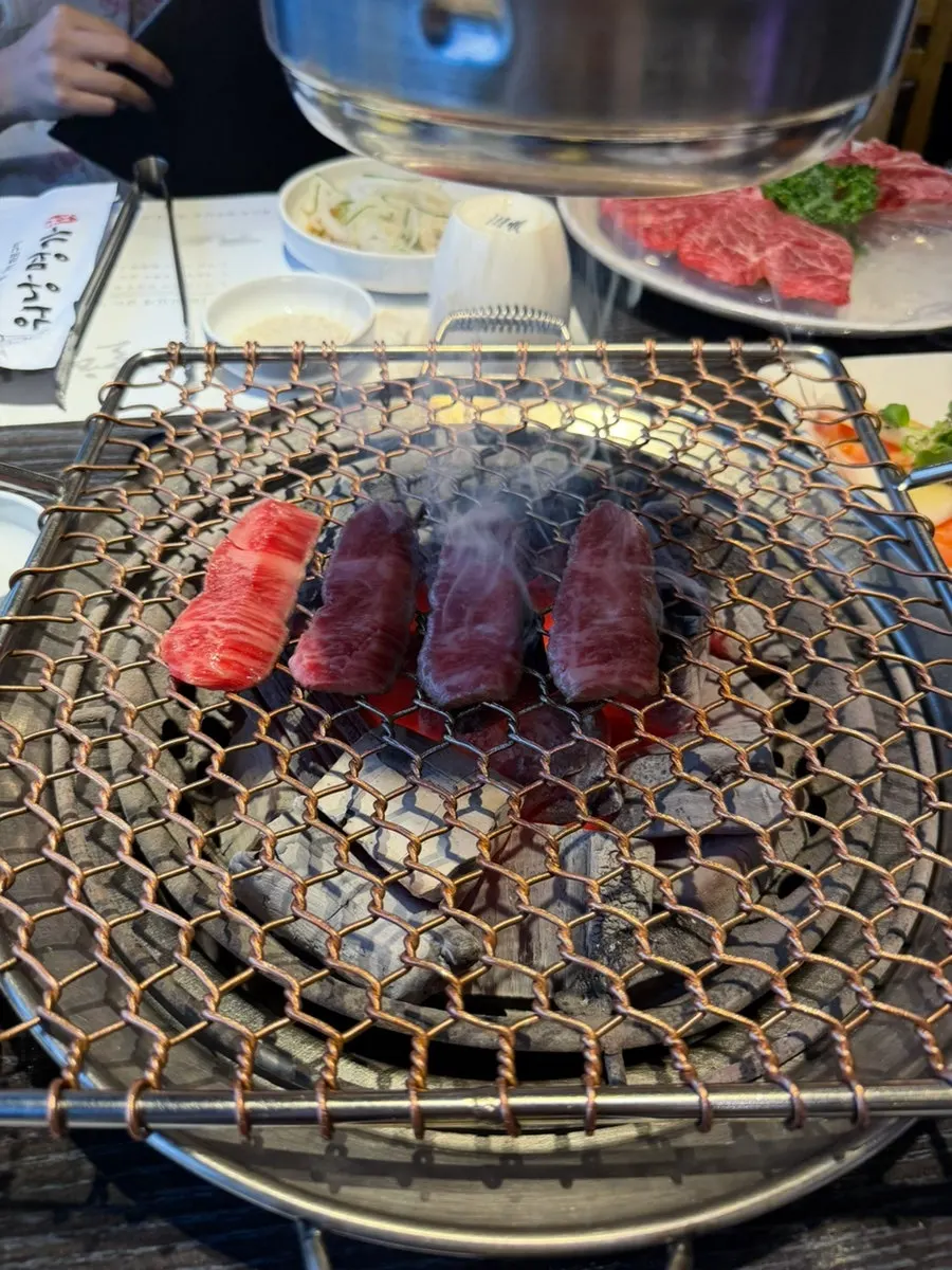 숯불 화로에 올린 한우 특수부위
