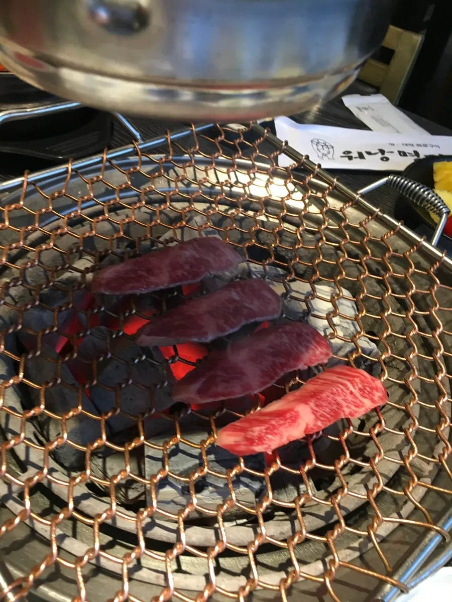 석쇠 위에서 익어가는 특수부위