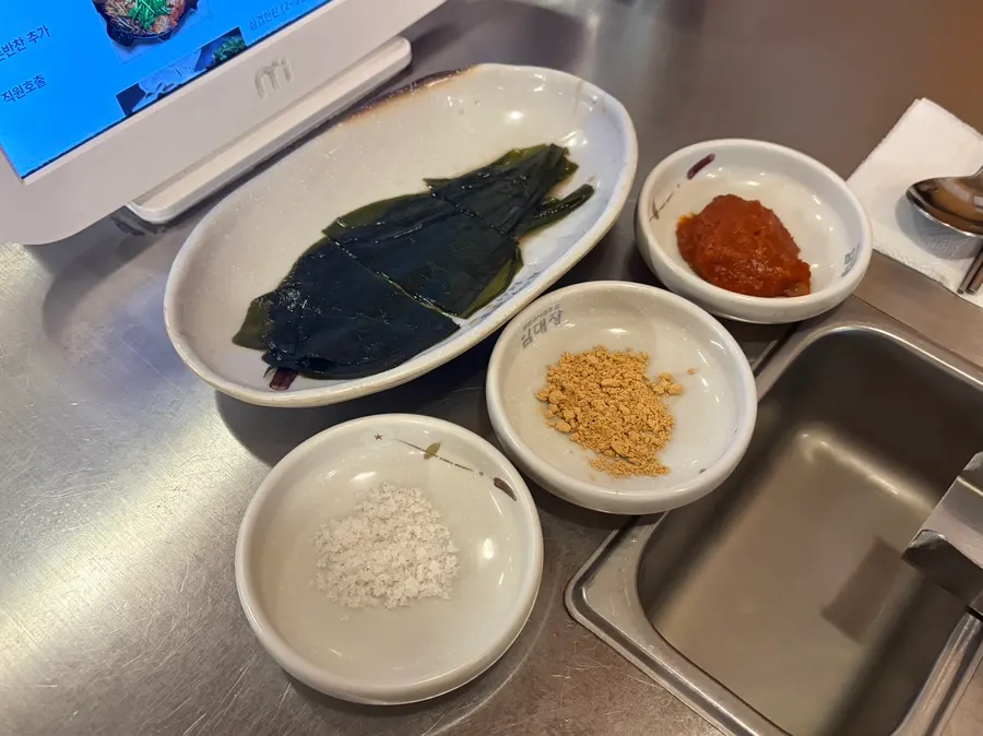 테이블에 놓인 태블릿 주문기