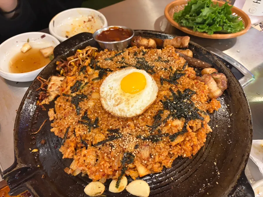 얇게 썰려 나온 껍데기와 콩가루