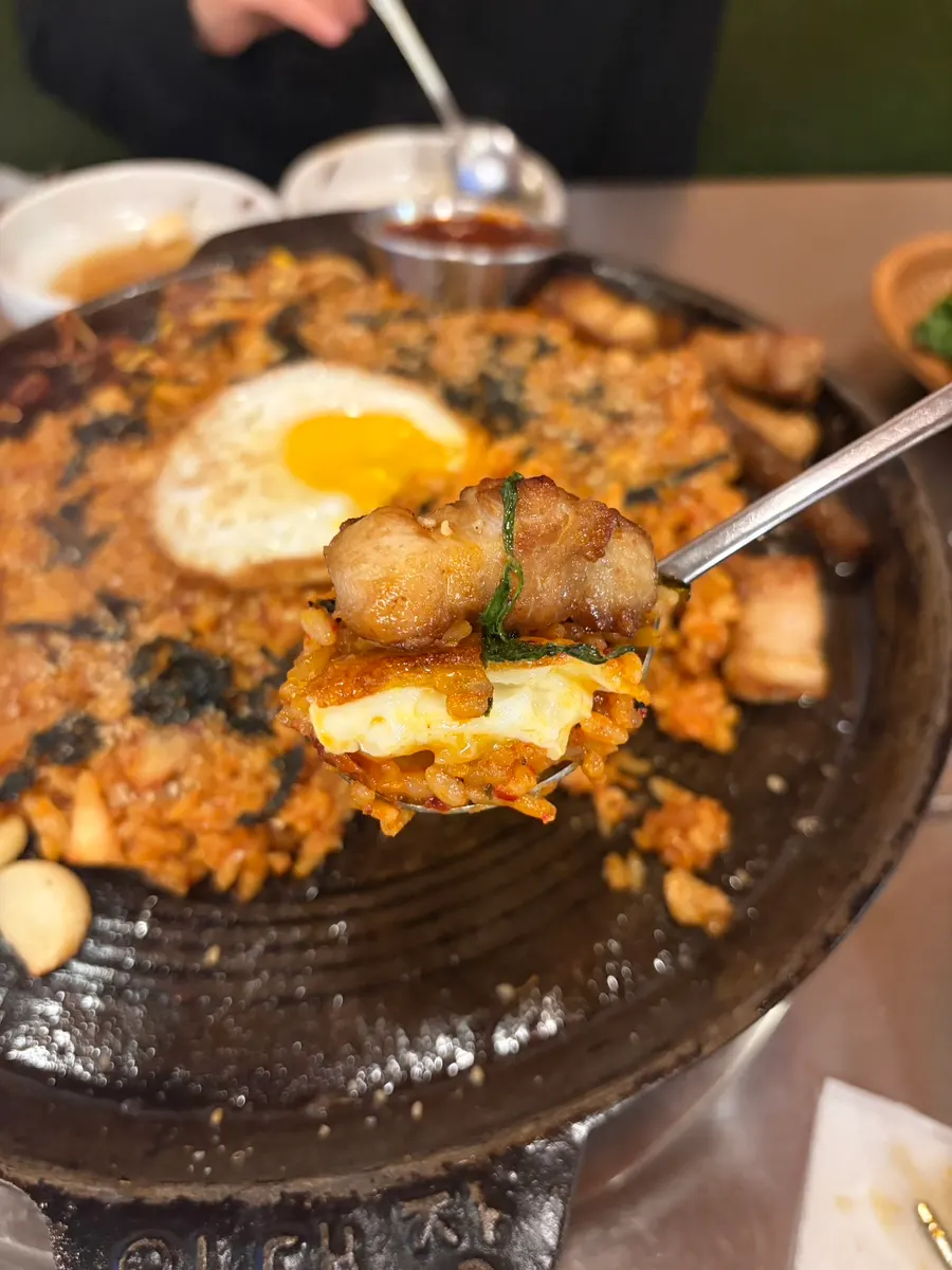 반숙 계란후라이가 올라간 매콤 볶음밥