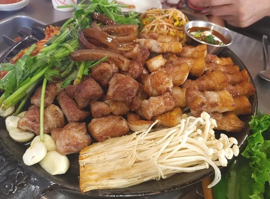 아삭한 청도 미나리와 삼겹살 한점