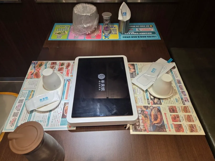 넓고 깔끔한 카오위 매장 홀