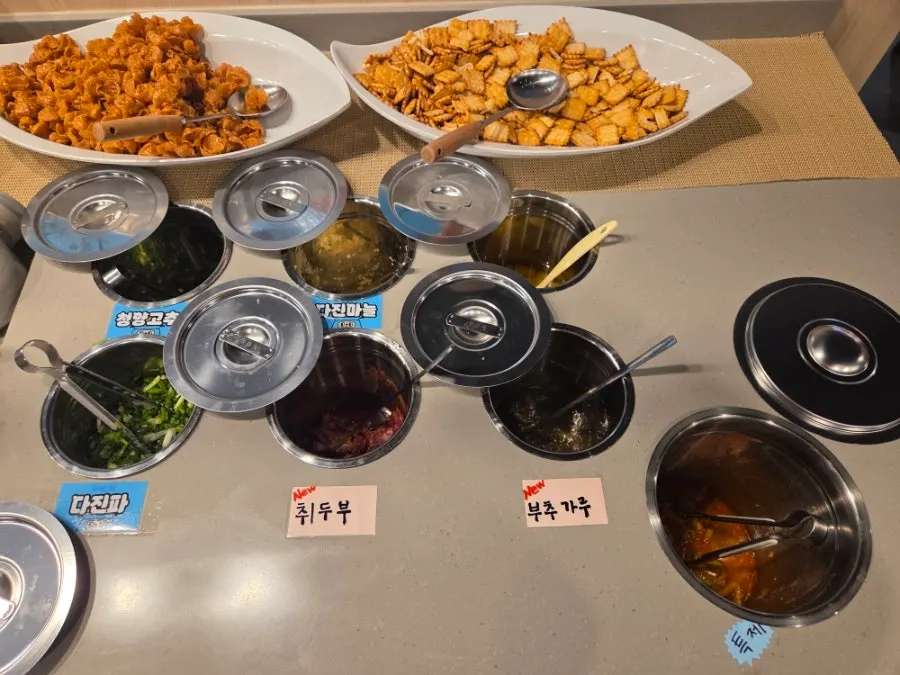 칠리소스와 마라소스, 라유 등 소스바 진열