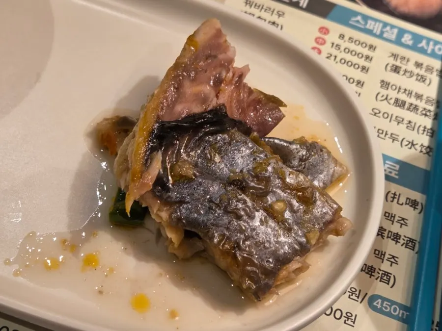 손질해 앞접시에 담아준 도톰한 생선살