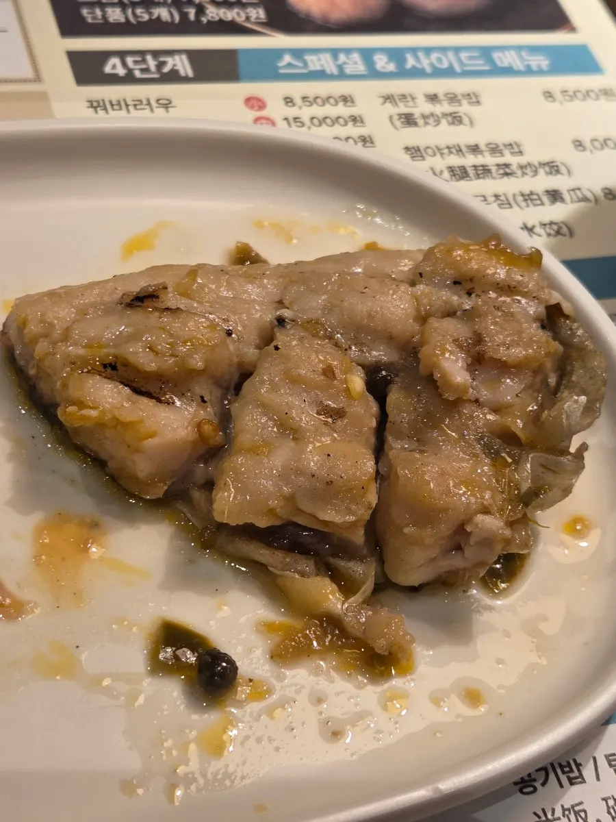 소스에 찍은 촉촉한 카오위 생선살