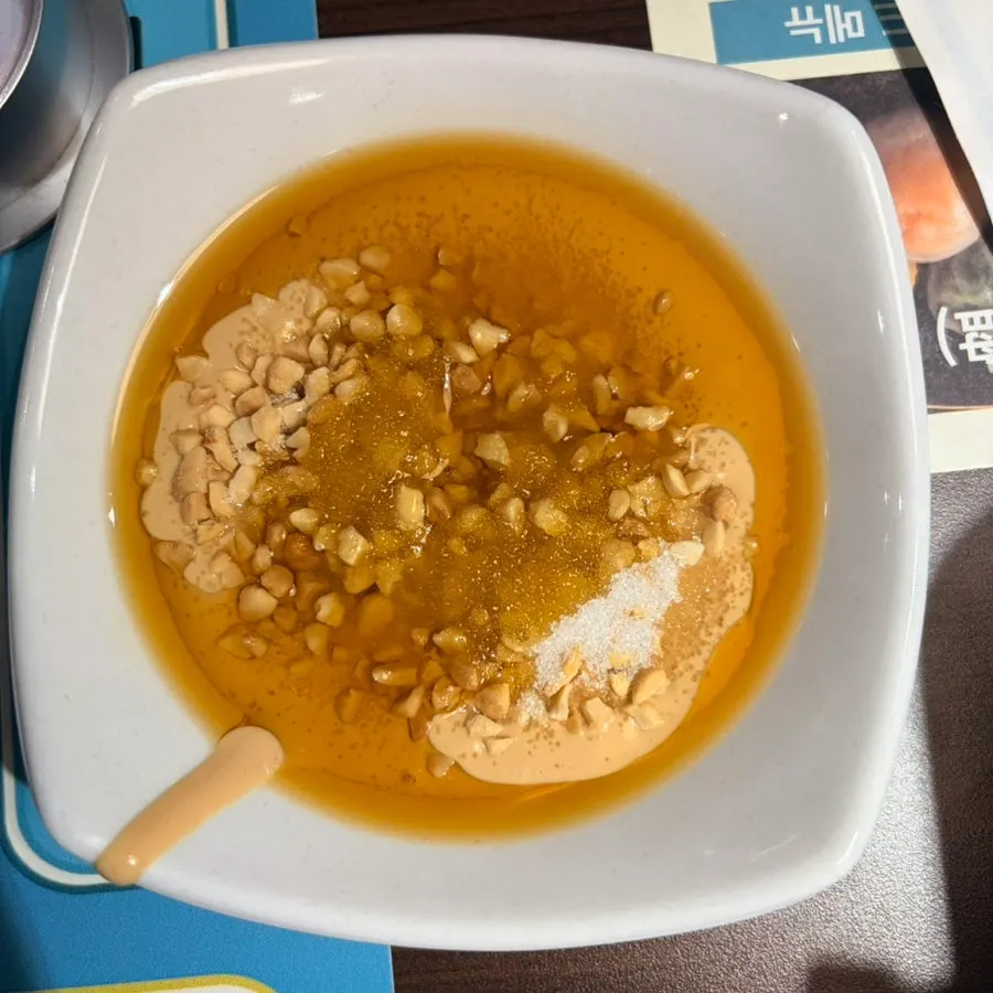 끓기 시작한 칭화지아오 카오위 국물