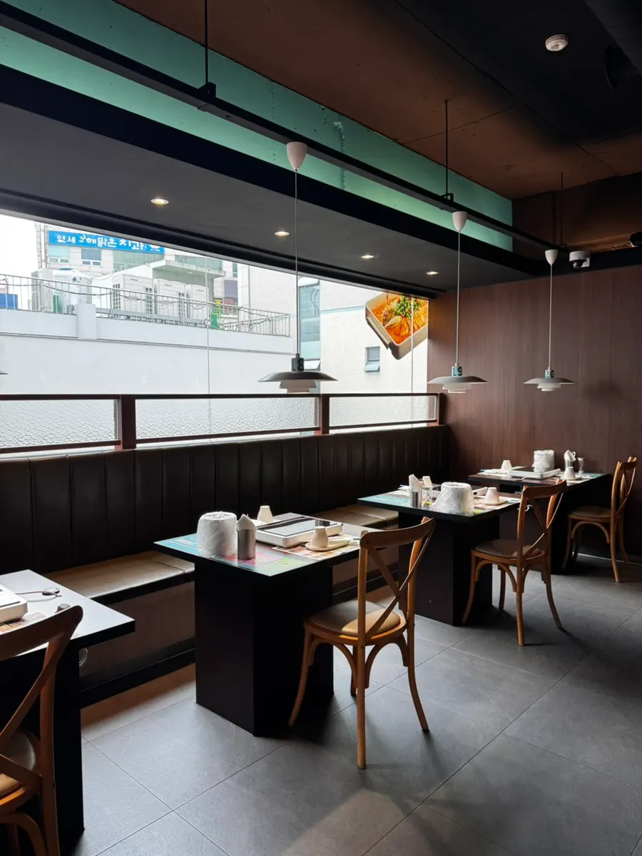 Spacious restaurant interior decorated in Chinese style