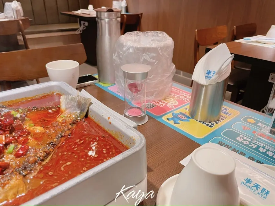 부드러운 생선살이 보이는 마라카오위