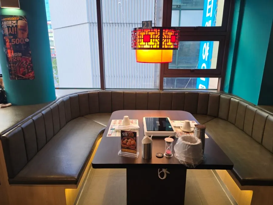 Table and dining hall view at Kaoyu Daejeon Branch