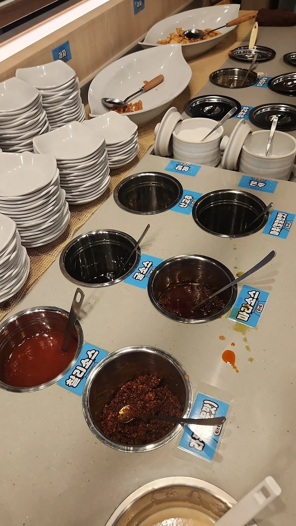 Hidangan kaoyu lengkap dengan self-serve bar dan sayur-cendawan