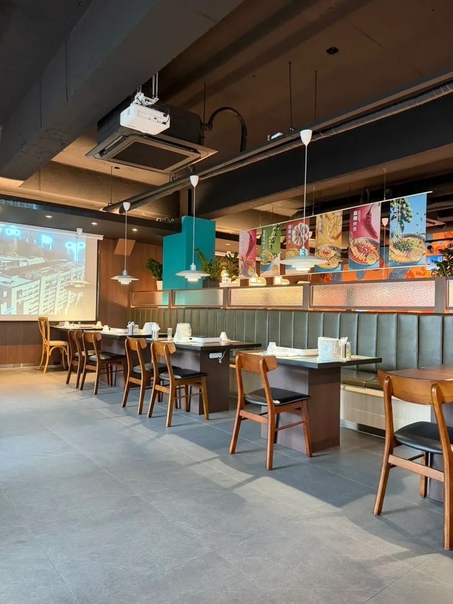 Spacious, clean dining hall of the kaoyu restaurant