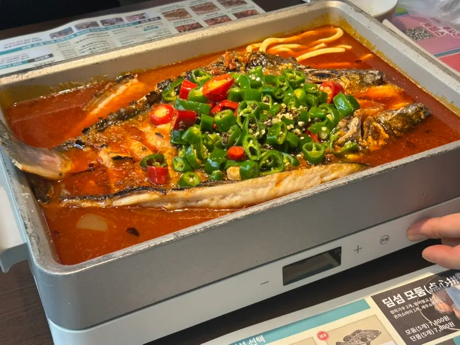 테이블에 차려진 홍화지아오 카오위 한 상