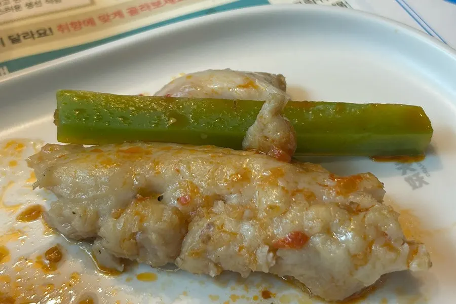 소스에 찍은 카오위 생선살 한 점