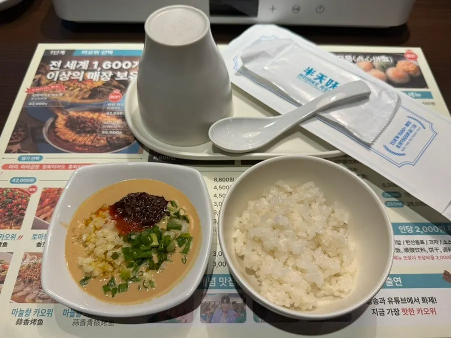 칭다오와 하얼빈 등 중국 술이 진열된 냉장고