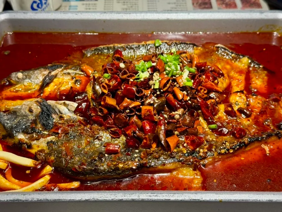 소스와 공기밥, 밑반찬을 차려둔 테이블