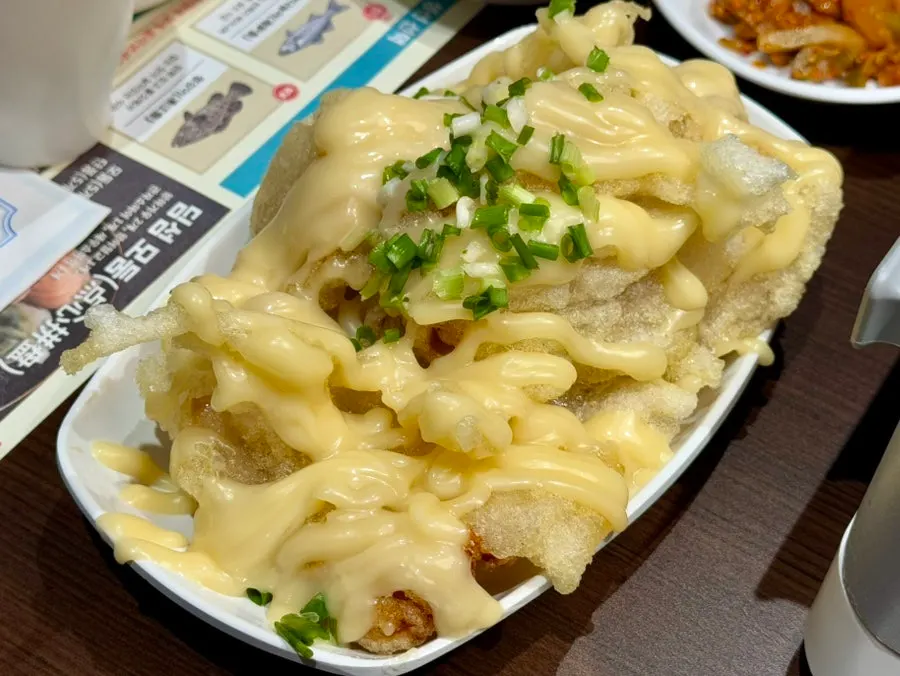 사리를 넣어 끓인 마라 카오위 국물