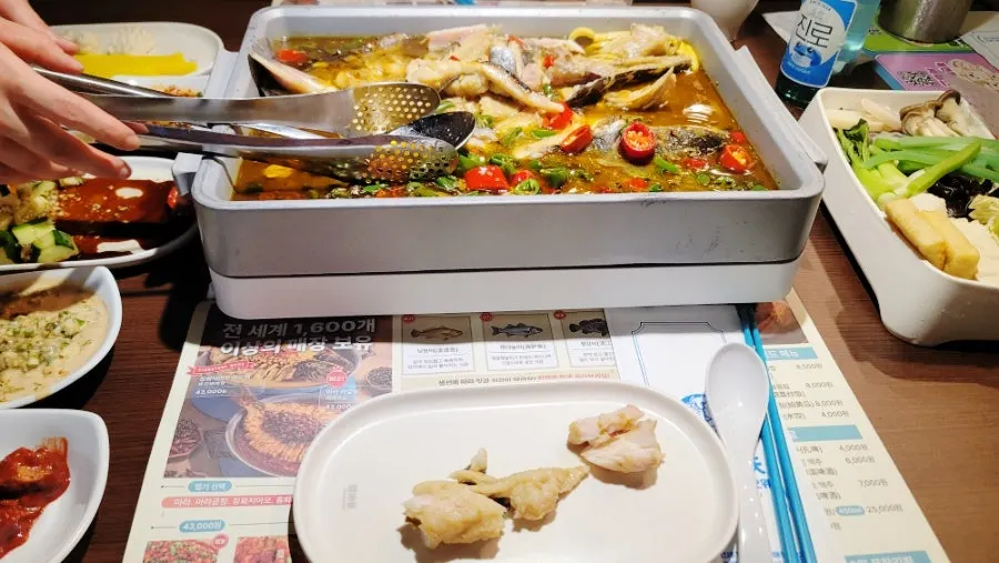 Kaoyu pot with ningbo fish bones removed by staff
