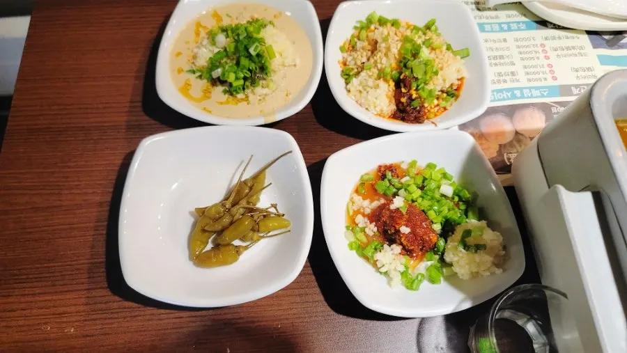 Rice paper wrap dipped into kaoyu broth