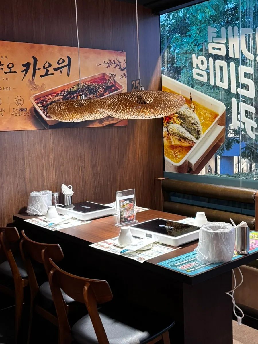 Bàn gần cửa sổ có thể nhìn thấy Galleria Timeworld