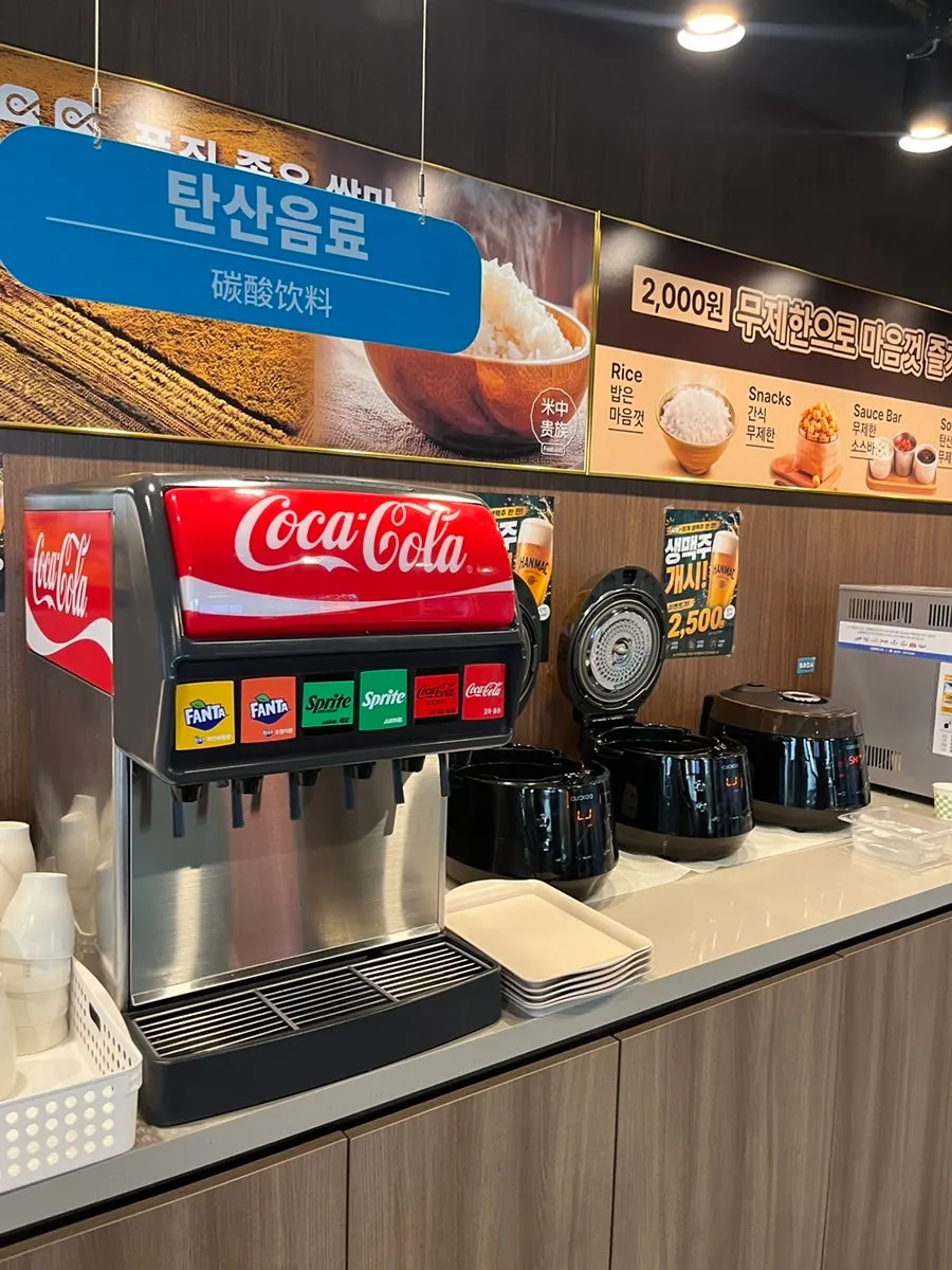 고량주 등 다양한 주류가 진열된 모습