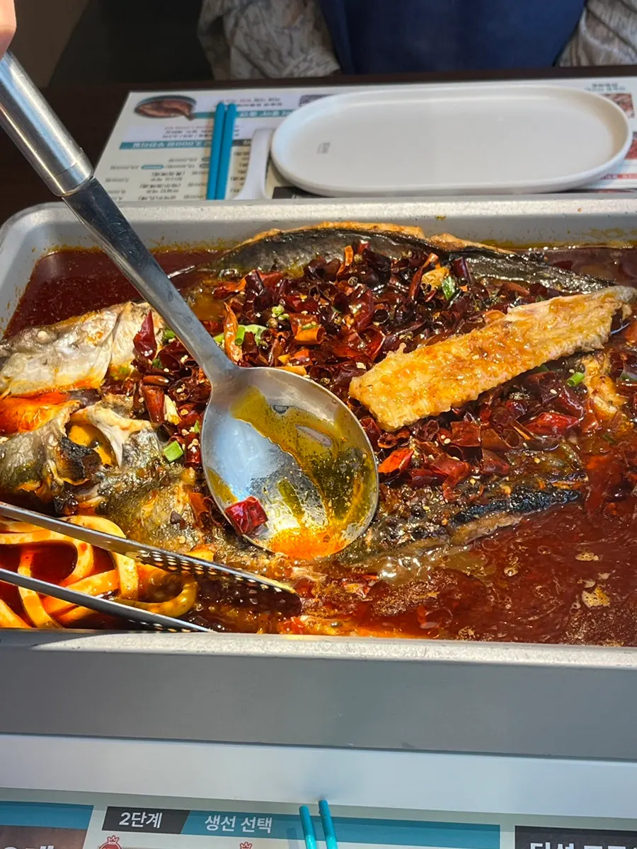 끓고 있는 마라 카오위 냄비
