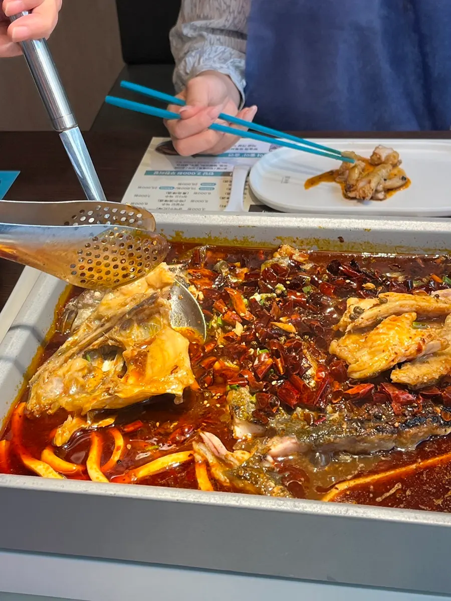 앞접시에 올려진 카오위 생선 한 점