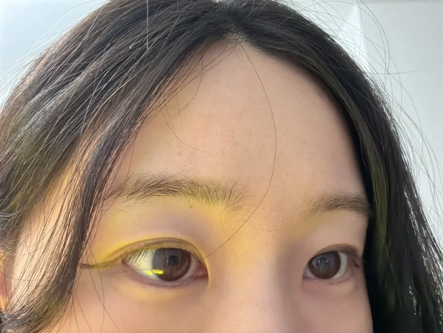 Bed for eyelash treatments