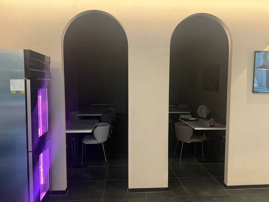 Atmosphere of the spacious dining hall at Plate Dunsan Branch