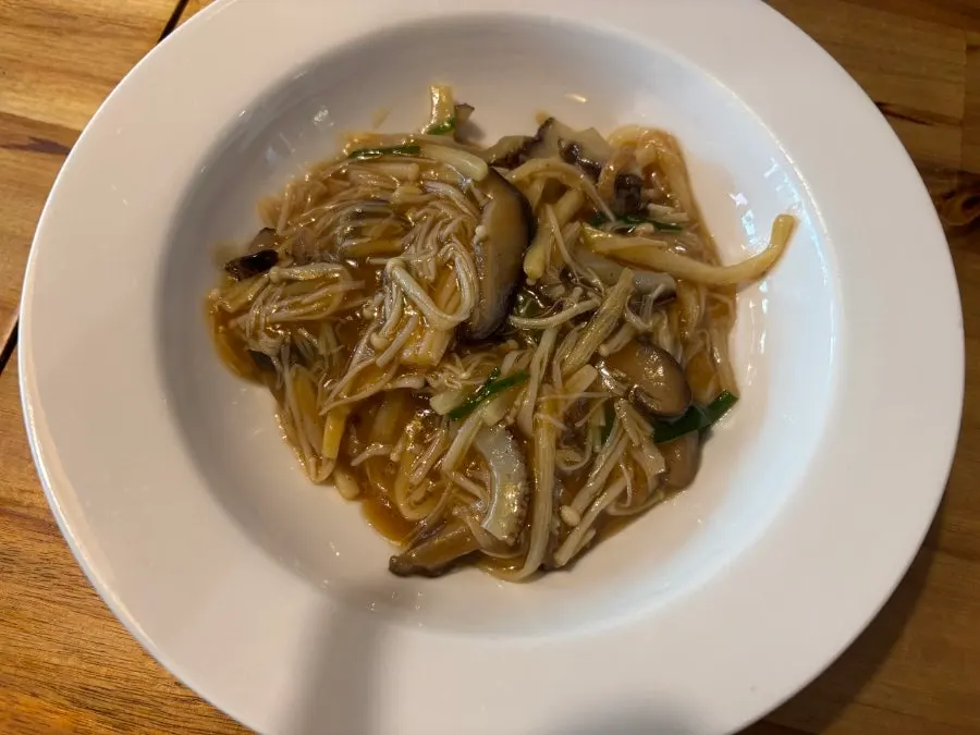 Ryu sansul combining seafood and vegetables