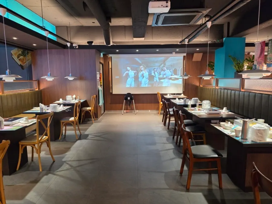 The dining hall with Chinese-style interior