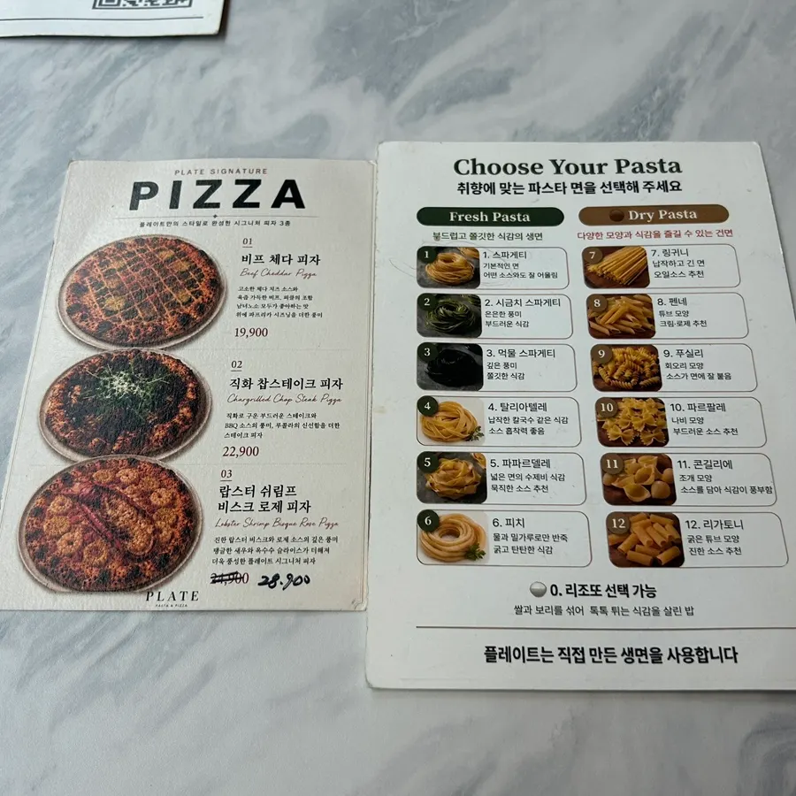 桌上摆放的儿童餐具