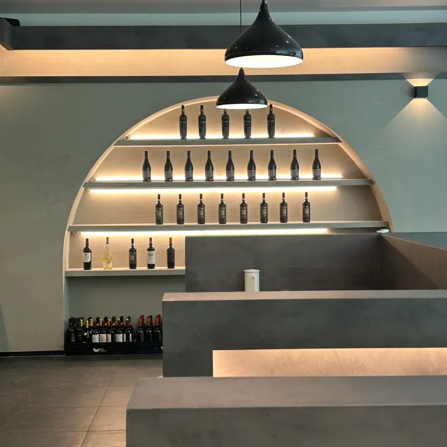 设有包间和葡萄酒的店内空间
