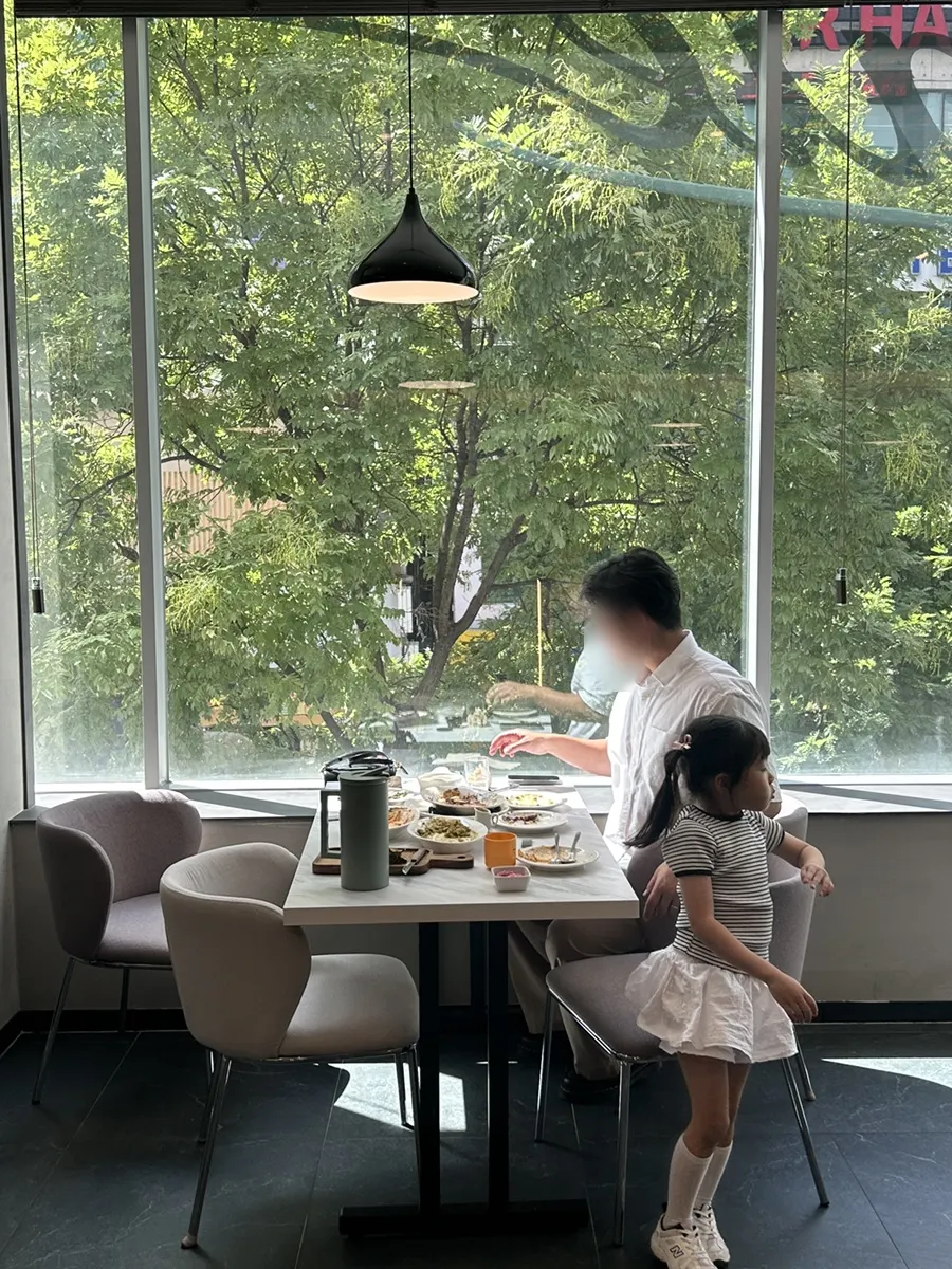 坐满客人的Plate屯山店大厅