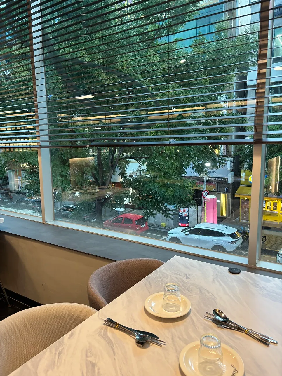 Window seat at Plate Dunsan Branch with a tree-lined street view