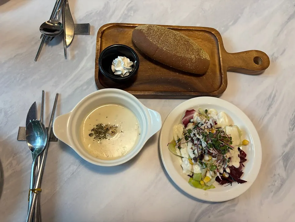 Pre-meal bread, soup, and salad set available for a ₩4,000 add-on
